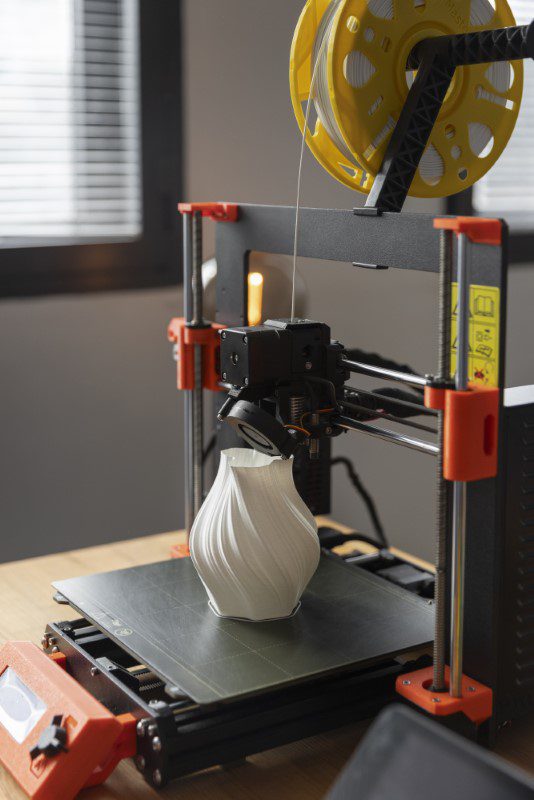 designer-using-3d-printer (1) (Custom) 3d-printer